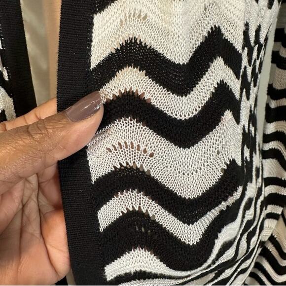 Chico's Travelers Knit Open Front Cardigan Black White Wavy Chevron Sz 1 Medium - Picture 3 of 6